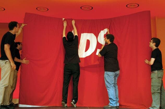 PDS Linkspartei Parteitag Sonderparteitag der PDS - Aus PDS wird Linkspartei.PDS Auf einem Sonderparteitag am Sonntag den 17. Juli 2005 beschlossen die Delegierten der PDS mit 75 Prozent der abgegebenen Stimmen eine Namensaenderung der Partei in Die Linkspartei.PDS . Diese Umbenennung war notwendig geworden, da Mitglieder der Wahlalternative WASG eine Kandidatur auf PDS-Listen bei der moeglichen Bundestagswahl im September 2005 unter dem Kuerzel PDS nicht wollten. Hier: Parteimitglieder entfernen das alte Parteilogo und enthuellen das neue. 17.7.2005, Berlin