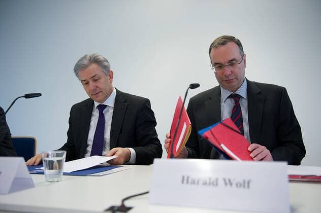 Politik Klaus Wowereit Harald Wolf Klaus Wowereit, SPD, Regierender Buergermeister von Berlin und Harald Wolf, Die LINKE Berlin, Senator fuer Wirtschaft, Technologie und Frauen bei der Senatspressekonferenz zum Thema Aktionsprogramm Elektromobilitaet Berlin 2020 am Dienstag den 22. Maerz 2011. 22.3.2011, Berlin