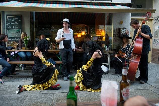 Berlin Fete de la Musique Fete de la Musique in Berlin. Seit 1995 wird in Berlin immer am 21. Juni die Fete de la Musique gefeiert. Musikerinnen und Musiker spielen von nachmittags bis in die Nacht auf Strassen und Plaetzen. Die erste Fete de la Musique fand 1982 auf Initiative des damaligen franzoesischen Kulturministers Jack Lang in Paris statt. Im Bild: 21.6.2011, Berlin