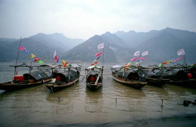 Am Yangtze-Fluss China Yangtze-Fluss in der Provinz Hubei China Die chinesische Regierung plant in der Provinz Hubei den Yangtze-Fluss mit einem Staudamm zur Stromgewinnung aufzustauen. Dabei werden ca. 3 Millionen Menschen umgesiedelt. Hier: Traditionelle Dschunken auf dem Yangtze-Fluss im Drei Schluchten-Nationalpark . 1992, Zigui, Provinz Hubei China