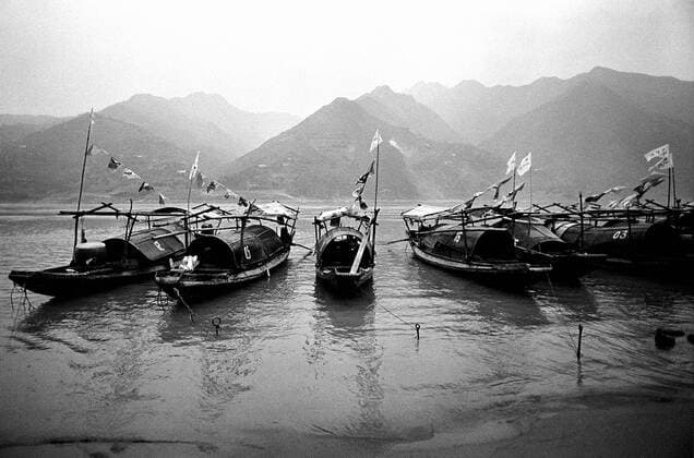 Am Yangtze-Fluss China Yangtze-Fluss in der Provinz Hubei China Die chinesische Regierung plant in der Provinz Hubei den Yangtze-Fluss mit einem Staudamm zur Stromgewinnung aufzustauen. Dabei werden ca. 3 Millionen Menschen umgesiedelt. Hier: Traditionelle Dschunken auf dem Yangtze-Fluss im Drei Schluchten-Nationalpark . 1992, Zigui, Provinz Hubei China