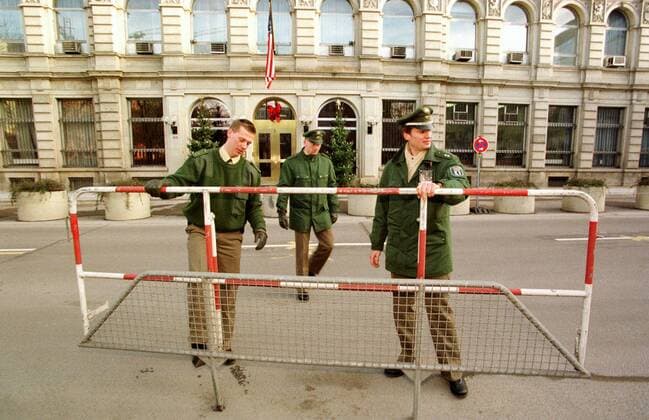 Berlin Politik Kundgebung gegen die Bombarierung des Irak Polizeibeamte sperren den Bereich vor der Botschaft der USA in der Neustaedtischen Kirchstraße in Berlin-Mitte, um Demonstranten von der Botschaft fern zu halten. Aufgrund der Bombardierung durch US-Bomber gegen den Irak hatten Abgeordnete des Berliner PDS und Buendnis 90 Die Gruenen eine Protestkudgebung angekuendigt. 17.12.1998, Berlin
