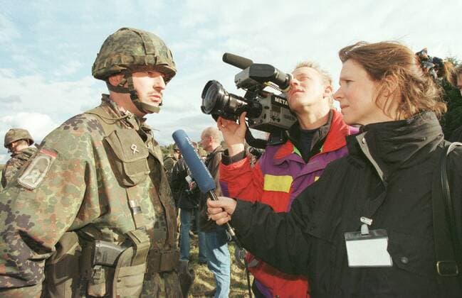 Militaer Bundeswehr Kosovo-Einsatz GECONFOR Ausbildungsgelaende der 14. Panzergrenadierdivision Hanse bei Munster. Hier werden die deutschen Einsatzkraefte GECONKFOR für den NATO-Einsatz im Kosovo ausgebildet. Hier: Bundeswehrsoldaten stellen sich den Fragen der Presse. 4.3.1999, Munster