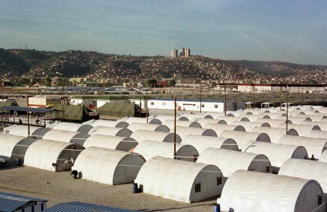 Tuerkei Leben nach dem Erdbeben 1999 Nach dem Erdbeben im August in der Tuerkei leben tausende Menschen in Zeltlagern und Behilfszelten. Das tuerkische Militaer hat nahe der Ortschaft Asagi Yuvacik Mahallesi das Zeltlager Mehmetzik Kenti fuer ca. 4.500 Menschen errichtet. Hier leben Menschen, deren Haeuser vollstaendig zerstoert wurden. Hier: Blick ueber das Vorzeigelager, im Hintergrund die Stadt Izmit. 13.10.1999, Izmit Tuerkei