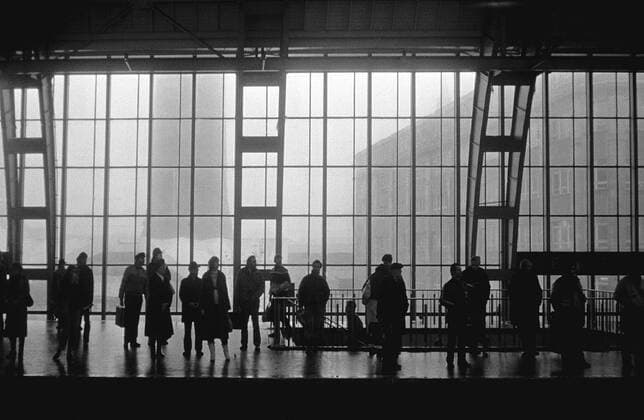 DDR, S - Bahnhof Berlin - Alexanderplatz, Menschen warten auf die S - Bahn, Dezember 1986