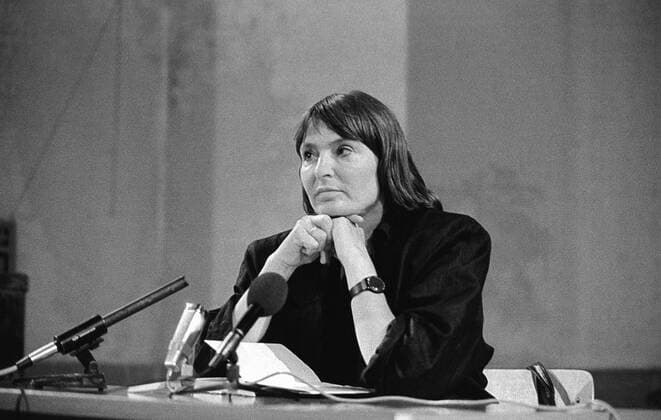 DDR, Berlin Baumschulenweg, Monika Maron bei einer Lesung in der Kirche Baumschulenstraße anläßlich der Kirchentage in Berlin August 1987