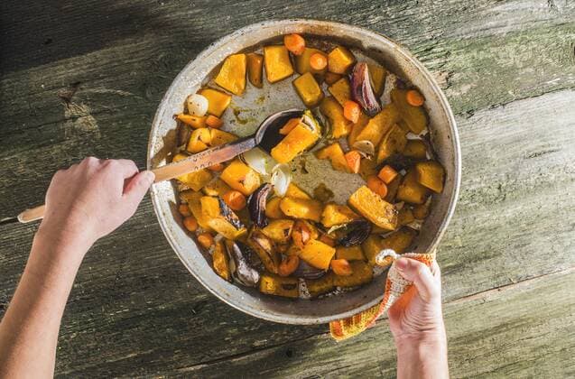 Cooking of pumpkin and vegetables model released Symbolfoto  DEGF000049