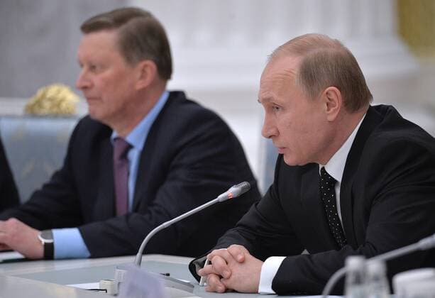 POLITIK PrÃ¤sident Putin bei einem Meeting mit Russlands WirtschaftsgrÃ¶ÃŸen MOSCOW, RUSSIA. DECEMBER 19, 2014. Kremlin s chief of staff Sergei Ivanov (L) looks on as Russia s president Vladimir Putin speaks at a meeting with Russian business community representatives at the Moscow Kremlin. Alexei Druzhinin Russian presidential press service TASS  RE158381