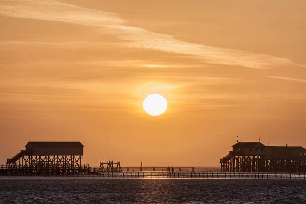 Pfahlbauten im Wattenmeer, Sonnenuntergang, Sankt Peter-Ording, Eiderstedt, Nordfriesland, Schleswig-Holstein, Deutschland, Europa ibxges04031973.jpg