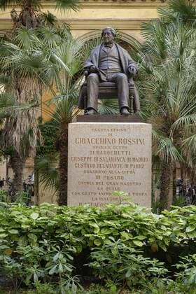  Statue für Gioacchino Antonio Rossini von Carlo Marochetti, im Innenhof des Konservatoriums Conservatorio Statale di Musica Gioachino Rossini , Pesaro, Marken, Italien, Europa ibldwb04048236.jpg