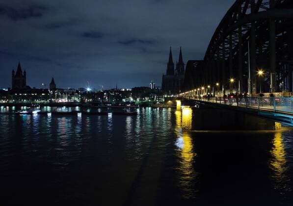 Blick über den Rhein auf die Kölner Skyline mit abgedunkeltem Dom und Hohenzollernbrücke. Das Erzbistum Köln und Domprobst Norbert Feldhoff ließen während der Dauer der Demonstration der Anti-Islam-Bewegung Pegida bzw Kögida am 5.1.2014 in Köln Deutz die Außenbeleuchtung des Doms abschalten. Unter dem Titel Licht aus für Rassisten wurden auch an der Hohenzollernbrücke und vielen anderen Kölner Gebäuden die Außenstrahler ausgeschaltet. Rund 7500 Gegendemonstranten haben einen geplanten Demonstrationszug der Kögida-Unterstützer durch die Kölner Innenstadt verhindert. Pegida in Köln