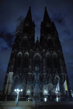 Blick auf den abgedunkelten Kölner Dom. Das Erzbistum Köln und Domprobst Norbert Feldhoff ließen während der Dauer der Demonstration der Anti-Islam-Bewegung Pegida bzw Kögida am 5.1.2014 in Köln Deutz die Außenbeleuchtung des Doms abschalten. Unter dem Titel Licht aus für Rassisten wurden auch an der Hohenzollernbrücke und vielen anderen Kölner Gebäuden die Außenstrahler ausgeschaltet. Rund 7500 Gegendemonstranten haben einen geplanten Demonstrationszug der Kögida-Unterstützer durch die Kölner Innenstadt verhindert. Pegida in Köln