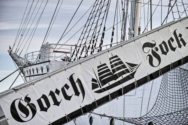 Die Gorch Fock I als Museums-Schiff Die Gorch Fock I wird 1933 im Auftrag der Reichsmarine bei Blohm + Voss in Hamburg gebaut. Am 3. Mai 1933 läuft sie vom Stapel und ist bis 1939 als Schulschiff im Einsatz. Während des Zweiten Weltkriegs dient die Gorch Fock I an verschiedenen Standorten als Wohnschiff, zuletzt liegt sie in Stralsund.