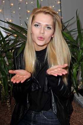 RTL - Dschungelcamp 2015. Kandidatin Sara Kulka anläßlich der Abreise der Kandidaten der RTL - Sendung Ich bin ein Star - holt mich hier raus zum Dschungel-Camp 2015 am 11.01.2015 auf dem Flughafen Frankfurt Main.