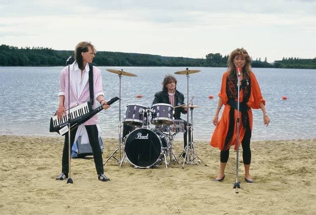 Die Sängerin Sandra Lauer ( 18. Mai 1962 in Saarbrücken; gebürtig Sandra Ann Lauer, später Sandra Cretu und Sandra Menges) und Band bei einem Auftritt am 10.08.1985 in Düren.