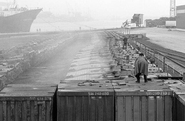 Rostock, Mecklenburg-Vorpommern, DEU, Abzug der Russen, Verladung von Panzern im Rostocker Überseehafen