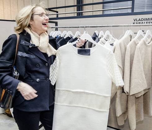 Eröffnungsrundgang auf der Berlin Fashion Week mit Senatorin Yzer Berliner Senatorin Yzer auf dem Eröffnungsrundgang der Modemesse Panorama. Die Wirtschaftssenatorin Cornelia Yzer interessiert sich für einige Modeartikel