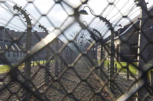 Das ehemalige Konzentrationslager Auschwitz 1 in Polen (Foto vom 26.11.2014). Konzentrationslager Auschwitz bezeichnet einen Lagerkomplex, der aus dem groessten der NS-Vernichtungslager, dem KZ Auschwitz-Birkenau und dem Stammlager des KZ Auschwitz sowie dem KZ Auschwitz?Monowitz im damals deutsch-besetzten Polen bestand. Diese drei Konzentrationslager wurden von 1940 bis 1945 waehrend der Zeit des Nationalsozialismus bei Krakau am Westrand der polnischen Stadt Oswiecim (deutsch: Auschwitz) errichtet. Die europaweit gefangen genommenen Menschen wurden per Bahn in das KZ Auschwitz transportiert. Herkunftslaender der meisten dort Ermordeten waren Belgien, Deutschland, Frankreich, Griechenland, Italien, Jugoslawien, Luxemburg, Niederlande, Oesterreich, Polen, Rumaenien, Sowjetunion, Tschechoslowakei und Ungarn. Es handelte sich um die raeumlich groesste Ansammlung von Konzentrationslagern d epd EDITORIAL USE ONLY