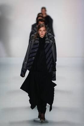(150121) -- BERLIN, Jan. 21, 2015 -- Models display creations of German designer William Fan during the Mercedes-Benz Fashion Week Berlin Autumn Winter 2015 in Berlin, Germany on Jan. 21, 2015. )(hy) GERMANY-BERLIN-FASHION WEEK ZhangxFan 