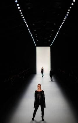 (150121) -- BERLIN, Jan. 21, 2015 -- Models display creations of German designer William Fan during the Mercedes-Benz Fashion Week Berlin Autumn Winter 2015 in Berlin, Germany on Jan. 21, 2015. )(hy) GERMANY-BERLIN-FASHION WEEK ZhangxFan 