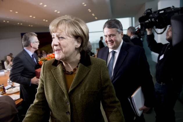 Geburtstag Lothar de Maiziere, Gabriel und Merkel DEU, Deutschland, Germany, Berlin, 21.01.2015 Lothar de Maiziere, Bundesinnenminister CDU, Angela Merkel , Bundeskanzlerin und Bundesvorsitzende der CDU, und Sigmar Gabriel, Vizekanzler, Vorsitzender der SPD und Bundesminister fuer Wirtschaft und Energie, und (v.l.n.r), vor der Kabinettssitzung im Berliner Kanzleramt. Kabinettssitzung, Bundeskanzleramt, Kabinett, Bundeskabinett, Bundespolitik, Deutsche Politik, Politiker, 2015. Lothar de Maiziere, Federal Minister of the Interior, CDU, Angela Merkel, Chancellor and leader of the CDU, and Sigmar Gabriel, leader of the SPD, vice-chancellor and Federal Minister of Economics and Energy (f.l.t.r.), during a cabinet meeting at the chancellor office in Berlin. Politics, Germany, political, Politician