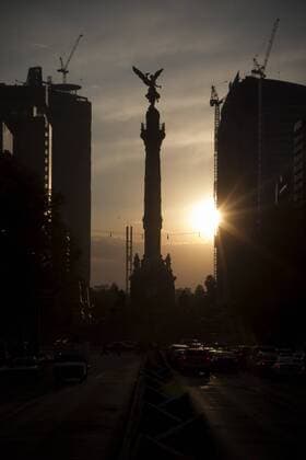 MEXICO CITY, Jan. 21, 2015 -- Vehicles move at dusk on Paseo de la Reforma Avenue in Mexico City, capital of Mexico, Jan. 21, 2015. Alejandro Ayala) (azp) MEXICO-MEXICO CITY-ENVIRONMENT-SCENERY e AlejandroxAyala 