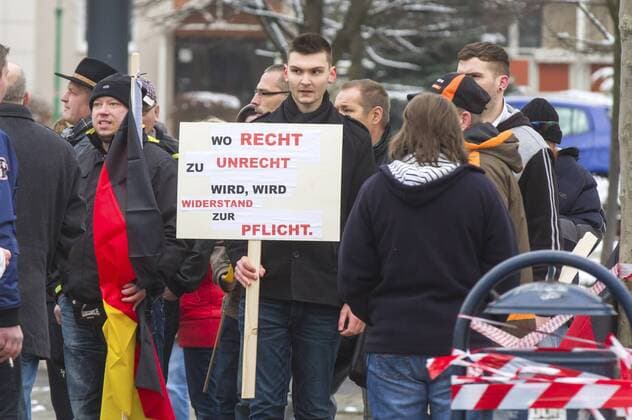 Rund 200 Teilnehmer demonstrieren in Hoyerswerda beim Pegida Ableger Hoygida unter dem Motto Hoyerswerda gegen Islamisierung des Abendlandes . Das islamfeindliche und rechtspopulistische Pegida-Bündnis aus Dresden organisiert seit Wochen Demonstrationen unter dem Motto Patriotische Europäer gegen die Islamisierung des Abendlandes . An den Gegenprotesten am Rande der Demonstration nahmen etwa 200 Personen teil. Hoyerswerda, 24.01.2015 Foto:xM.xGolejewskix xFuturexImage