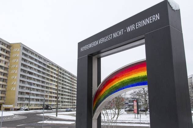 Auf einem Denkmal in Hoyerswerda Hoyerswerda vergisst nicht - wir erinnern . Das Mahnmal soll an die ausländerfeindlichen Pogrome 1991 in Hoyerswerda erinnern, bei denen 32 Menschen verletzt worden sind. Im Hintergrund des Denkmals steht das ehemalige Wohnheim für ca. 120 Vertragsarbeiter in der Albert-Schweitzer-Straße. Im Herbst 1991 griffen Neonazis das Gebäude mit Steinen und Molotow-Cocktails an. Hoyerswerda, 24.01.2015 Foto:xM.xGolejewskix xFuturexImage