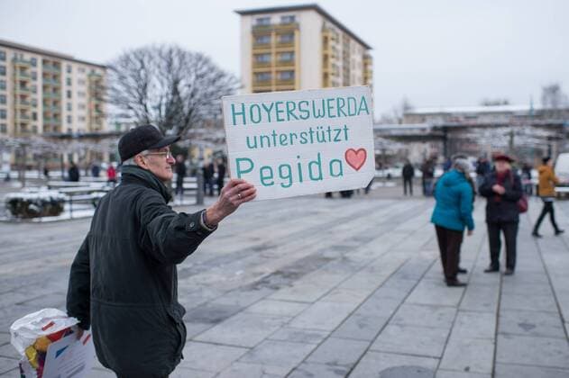 Hoyerswerda Rechte Pegida Hoygida Etwa 150 Anhaenger der sogenannten Hoygida, ein Ableger rechten Pegida-Bewegung im saechsischen Hoyerswerda, versammelten sich am Samstag den 24. Januar 2015 in der Kleinstadt zu einer Demonstration gegen eine angebliche Islamisierung Deutschlands. Etwa 100 der Veranstaltungsteilnehmer waren militante Neonazis und Hooligans aus Sachsen und Brandenburg. 24.1.2015, Hoyerswerda