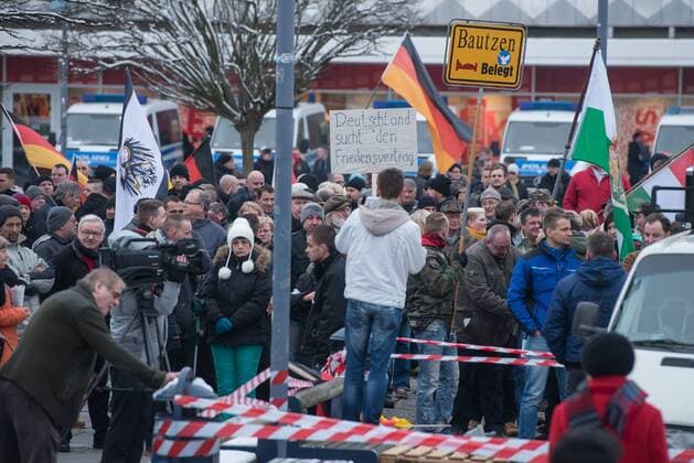Hoyerswerda Rechte Pegida Hoygida Etwa 150 Anhaenger der sogenannten Hoygida, ein Ableger rechten Pegida-Bewegung im saechsischen Hoyerswerda, versammelten sich am Samstag den 24. Januar 2015 in der Kleinstadt zu einer Demonstration gegen eine angebliche Islamisierung Deutschlands. Etwa 100 der Veranstaltungsteilnehmer waren militante Neonazis und Hooligans aus Sachsen und Brandenburg. 24.1.2015, Hoyerswerda