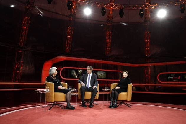 Margot Friedländer (Holocaust-Überlebende), Günther Jauch (Moderation) und Eva Erben (Holocaust-Überlebende) in der ARD-Talkshow GÜNTHER JAUCH am 25.01.2015 in Berlin Thema der Sendung: Mein Leben mit Auschwitz Ð Das Vermächtnis der letzten Überlebenden