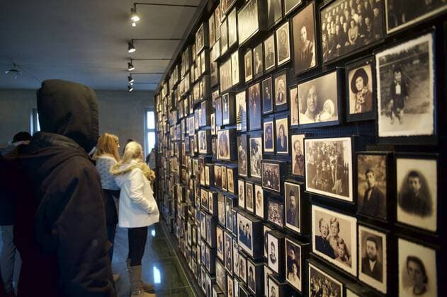 Schueler aus Deutschland betrachten am 26.11.14 Familienfotos von ermordeten Haeftlingen im ehemaligen Konzentrationslager Auschwitz-Birkenau in Polen. Konzentrationslager Auschwitz bezeichnet einen Lagerkomplex, der aus dem groessten der NS-Vernichtungslager, dem KZ Auschwitz-Birkenau und dem Stammlager des KZ Auschwitz sowie dem KZ Auschwitz?Monowitz im damals deutsch-besetzten Polen bestand. Diese drei Konzentrationslager wurden von 1940 bis 1945 waehrend der Zeit des Nationalsozialismus bei Krakau am Westrand der polnischen Stadt Oswiecim (deutsch: Auschwitz) errichtet. Die europaweit gefangen genommenen Menschen wurden per Bahn in das KZ Auschwitz transportiert. Herkunftslaender der meisten dort Ermordeten waren Belgien, Deutschland, Frankreich, Griechenland, Italien, Jugoslawien, Luxemburg, Niederlande, Oesterreich, Polen, Rumaenien, Sowjetunion, Tschechoslowakei und Ungarn. Es han epd EDITORIAL USE ONLY
