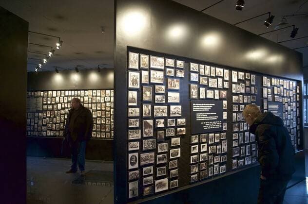 Schueler aus Deutschland betrachten am 26.11.14 Familienfotos von ermordeten Haeftlingen im ehemaligen Konzentrationslager Auschwitz-Birkenau in Polen. Konzentrationslager Auschwitz bezeichnet einen Lagerkomplex, der aus dem groessten der NS-Vernichtungslager, dem KZ Auschwitz-Birkenau und dem Stammlager des KZ Auschwitz sowie dem KZ Auschwitz?Monowitz im damals deutsch-besetzten Polen bestand. Diese drei Konzentrationslager wurden von 1940 bis 1945 waehrend der Zeit des Nationalsozialismus bei Krakau am Westrand der polnischen Stadt Oswiecim (deutsch: Auschwitz) errichtet. Die europaweit gefangen genommenen Menschen wurden per Bahn in das KZ Auschwitz transportiert. Herkunftslaender der meisten dort Ermordeten waren Belgien, Deutschland, Frankreich, Griechenland, Italien, Jugoslawien, Luxemburg, Niederlande, Oesterreich, Polen, Rumaenien, Sowjetunion, Tschechoslowakei und Ungarn. Es han epd EDITORIAL USE ONLY