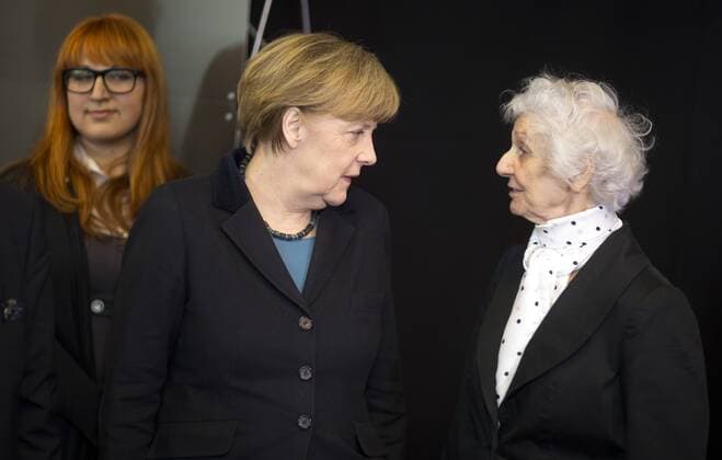 Deutschland, Berlin, Urania, Rede von Bundeskanzlerin Angela Merkel CDU bei der zentralen Auftaktveranstaltung des weltweiten Gedenkens zum 70. Jahrestag der Befreiung des Konzentrationslagers Auschwitz, hier mit der Überlebenden Eva Pusztai-Fahidi, 26.01.2015