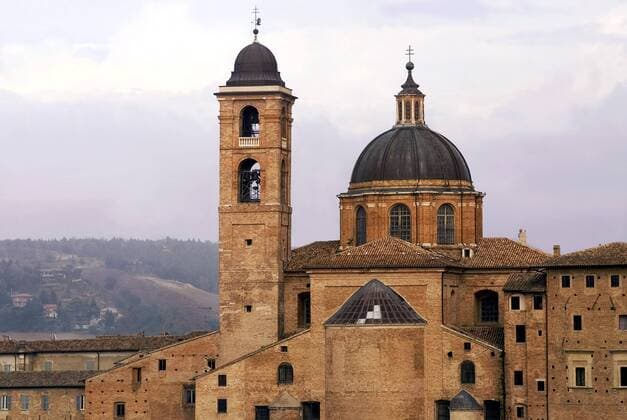 die Skyline von Urbino, Italien, Marken, Urbino historical Skyline of Urbino, Italy, Marche, Urbino BLWS258996