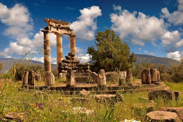  Die dorischen Säulen der Tholos im Heiligtum der Athena Pronaia, circa 380 und 360 vor Christus, archäologische Stätte, Delphi, Griechenland, Europa ibxpwn03040048.jpg