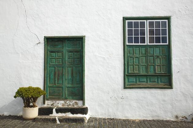 Typisches altes weißes Haus, Teguise, Lanzarote, Kanarische Inseln, Spanien, Europa ibxuve04057563.jpg