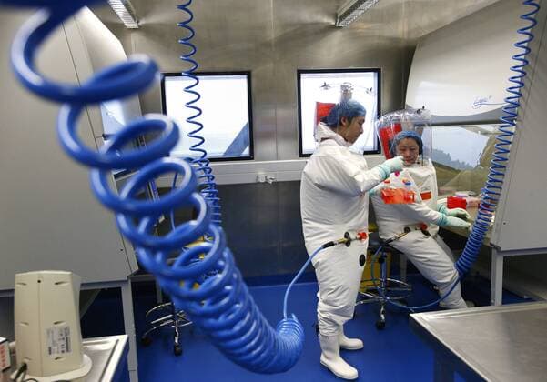 (150131) -- WUHAN, Researchers take part in a drill at the newly-completed lab in Wuhan, capital of central China s Hubei Province, Jan. 30, 2015. China completed its first high level biosafety laboratory based in Wuhan Saturday in Wuhan after more than a decade of construction. The lab will be used to study class four pathogens (P4), which refers to the most virulent viruses that pose a high risk of aerosol-transmitted person-to-person infections. ) (wyo) CHINA-WUHAN-BIOSAFETY LAB (CN) YinxGang 