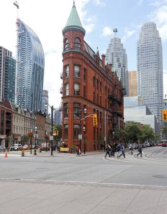  Wolkenkratzer und das Flatiron Building auf der Front Street, Toronto, Ontario, Kanada, Nordamerika iblgsc04036179.jpg