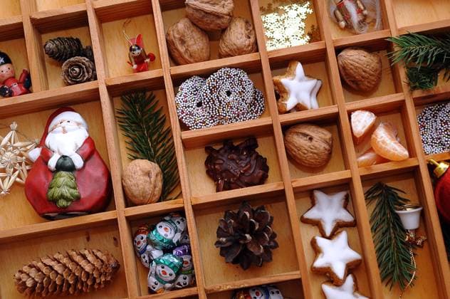 Weihnachtsdeko und Süßigkeiten in einem Setzkasten ibxikn04051210.jpg