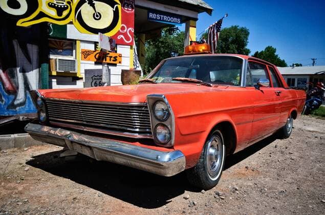Oldtimer am Rande der alten Route 66, Seligman Arizona, USA  1046100374