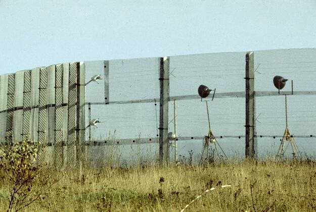 Zonengrenze bei Helmstedt. SM 70 Selbstschussanlagen mit Scheinwerfer auf DDR Seite.