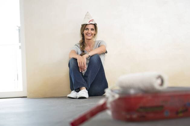 Alone woman decorating new home taking a break mit_2002_05339