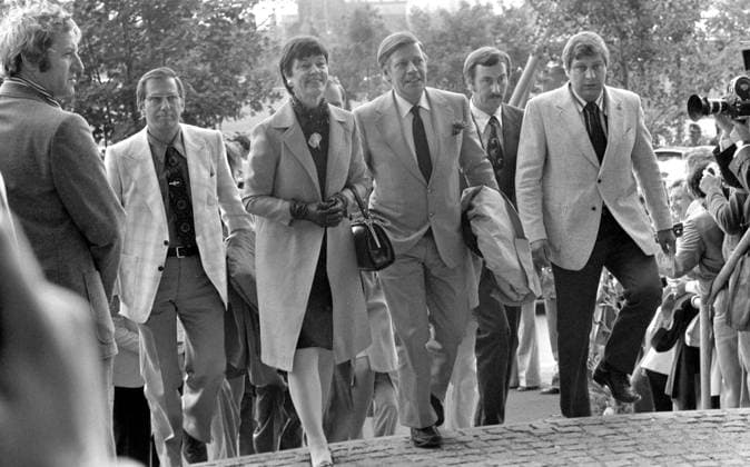 Fussball Weltmeisterschaft 1974 Finale Deutschland - Holland 07.07.1974 Bundeskanzler Helmut SCHMIDT (Mitte, SPD) kommt mit seiner Ehefrau Hannelore zum Olympiastadion. Fussball WM 1974 Finale: Schmidt mit Ehefrau.