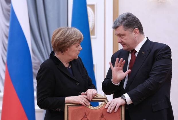 MINSK, BELARUS. FEBRUARY 11, 2015. Germany s chancellor Angela Merkel (L) and Ukraine s president Petro Poroshenko talking during Normandy format Ukraine peace talks at the Palace of Independence in Minsk. Mikhail Palinchak Ukrainian presidential press service TASS  RE15BA60