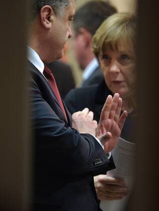 MINSK, BELARUS. FEBRUARY 11, 2015. Ukraine s president Petro Poroshenko (L) and Germany s chancellor Angela Merkel seen during Normandy format Ukraine peace talks at the Palace of Independence in Minsk. Alexei Druzhinin Russian presidential press service TASS  RE15BA77