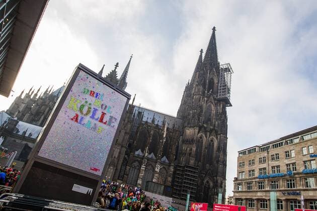Narren und Jecken sind zu Weiberfastnacht am 12. Februar 2015 in der Innenstadt von Köln unterwegs. Weiberfastnacht in Köln
