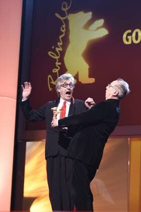 Wim Wenders, 75. Geburtstag am 14. August Der Regisseur Win Wenders und der Direktor der Berliner Filmfestspiele Dieter Kosslick bei der Verleihung des Goldenen Ehrenbären an Wim Wenders für sein Lebenswerk anlässlich der 65. Internationalen Filmfestspiele Berlin snapshot-photography K.C.Kompe