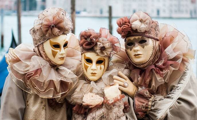 (150214) -- VENICE, Feb. 13, 2015 -- Costumed revellers pose during the Venice Carnival in Venice, Italy, on February 13, 2015. The 2015 edition of the Venice carnival runs until Feb. 17. )(bxq) ITALY-VENICE-CARNIVAL infophoto 
