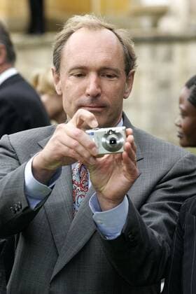 QUADRIGA Kirschbaumpflanzung - Potsdam Sir Timothy Berners Lee mit Digitalkamera, Erfinder des Word Wide Web (www), bei der Kirschbaumbepflanzung im Garten von Schloss Sanssouci, anlaesslich der QUADRIGA am Tag der Deutschen Einheit, 03.10.2005 in Potsdam. Insgesamt werden in diesem Jahr 33 Kirschbaeume in das historische Kirschquartier vor den Neuen Kammern eingepflanzt. Bis 2008 sollen dort 140 Kirschbaeume stehen, die das Zusammenwachsen von Ost und West symbolisieren.
